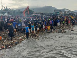 300 Ton Sampah di Pantai Sukaraja Ditargetkan Selesai Diangkut 2 Hari 300 Ton Sampah di Pantai Sukaraja Ditargetkan Selesai Diangkut 2 Hari