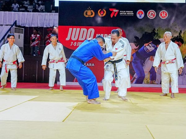 Momen Kapolri Unjuk Kebolehan Main Judo, Banting Lawan 2 Kali