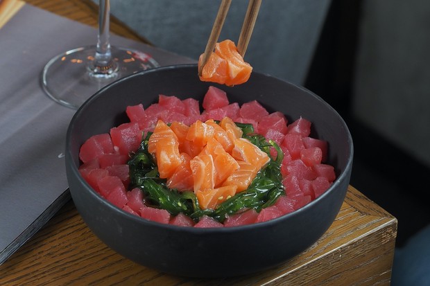 Salmon dan tuna Salmon dan tuna dianggap sebagai ikan kaya nutrisi, salah satunya bermanfaat untuk meningkatkan produksi kolagen pada tubuh