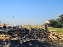 Berkah Sampah Kiriman di Pantai Jumpai, Dijual-Jadi Kayu Bakar