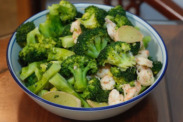 Sayuran hijau Sayuran hijau mengandung antioksidan yang tinggi sehingga dapat membantu meningkatkan produksi kolagen