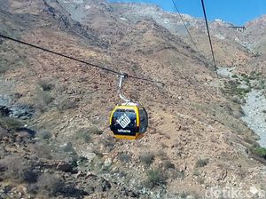 Sensasi Naik Kereta Gantung di Puncak Arab Saudi