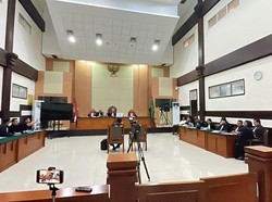 Pengunjung Sidang Haris Azhar Teriak dan Tepuk Tangan, Hakim Beri Peringatan