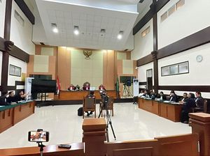 Pengunjung Sidang Haris Azhar Teriak dan Tepuk Tangan, Hakim Beri Peringatan Pengunjung Sidang Haris Azhar Teriak dan Tepuk Tangan, Hakim Beri Peringatan