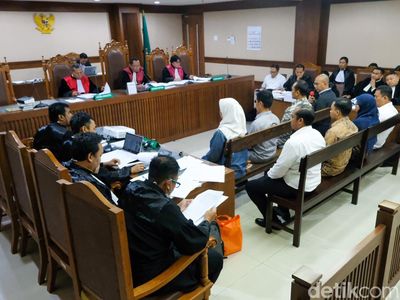 Sidang Kasus Suap Pejabat KA Properti Manajemen, 8 Saksi Dicecar