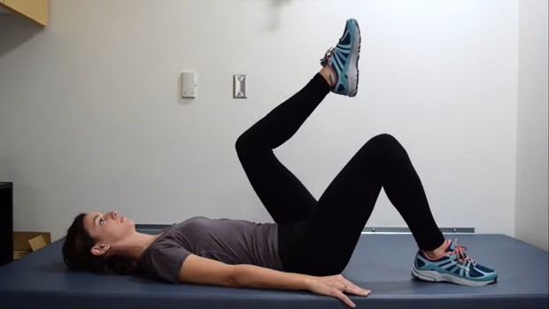 Supine Leg Marches/ Foto: YouTube/ Penn State Health Foto: YouTube/ Penn State Health