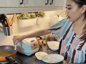 Momen Masak Syahnaz Sadiqah, Bikin BBQ dan Bekal Anak Momen Masak Syahnaz Sadiqah, Bikin BBQ dan Bekal Anak
