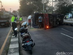 Ban Pecah, Truk Muatan Pakan Ternak Terguling di Ring Road Selatan Jogja