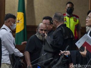 Hakim Minta Keluarga Ingatkan Lukas Enembe Disiplin Minum Obat Hakim Minta Keluarga Ingatkan Lukas Enembe Disiplin Minum Obat