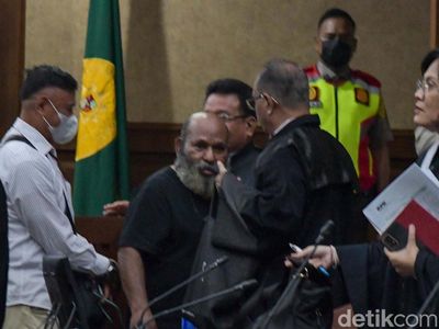 Usai Pembantaran 2 Pekan, Lukas Enembe Kembali Disidang