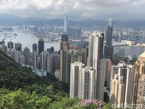 Menikmati Deretan Pencakar Langit Hong Kong dari Puncak Victoria