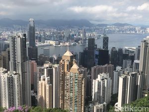 Menikmati Deretan Pencakar Langit Hong Kong dari Puncak Victoria