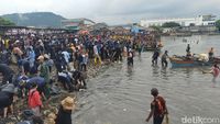 Potret Ribuan Warga Lampung Bersihkan Pantai Sukaraja Bareng Pandawara