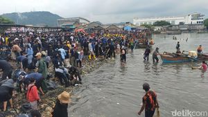 Potret Ribuan Warga Lampung Bersihkan Pantai Sukaraja Bareng Pandawara