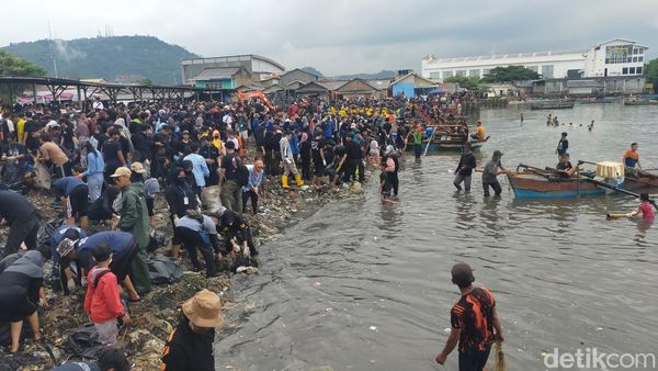 Potret Ribuan Warga Lampung Bersihkan Pantai Sukaraja Bareng Pandawara
