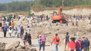 Potret Warga Ramai-ramai Tolak Galian C buat Tol