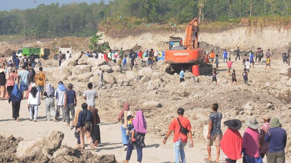 Potret Warga Ramai-ramai Tolak Galian C buat Tol