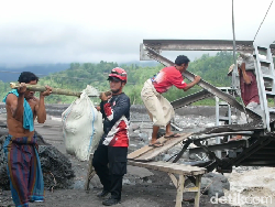 Warga Lumajang Nekat Lintasi Jembatan Gantung Putus Imbas Lahar Dingin