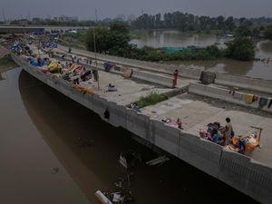 Korban Banjir India Manfaatkan Flyover untuk Mengungsi Korban Banjir India Manfaatkan Flyover untuk Mengungsi