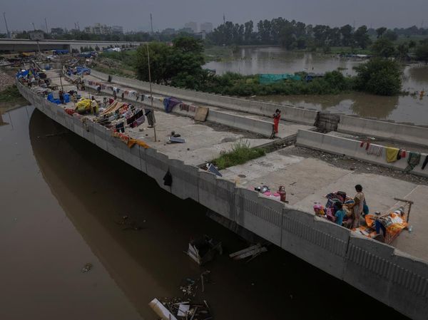 Korban Banjir India Manfaatkan Flyover untuk Mengungsi