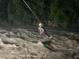 Badai di India Sebabkan Banjir Bandang hingga Longsor