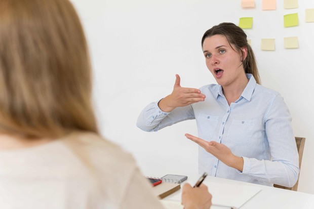 Biar Makin Fasih dan Percaya Diri, Ini Tips Public Speaking Pakai Bahasa Inggris/foto:freepik/freepik Biar Makin Fasih dan Percaya Diri, Ini Tips Public Speaking Pakai Bahasa Inggris