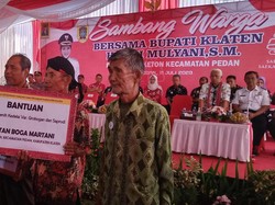 Bupati Sambangi Warga Troketon Klaten Serahkan Berbagai Bantuan