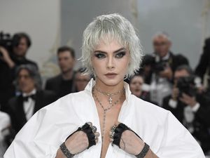 Mantan Pacar Tunangan, Cara Delevingne Pamer Mesra Lagi dengan Wanita Mantan Pacar Tunangan, Cara Delevingne Pamer Mesra Lagi dengan Wanita