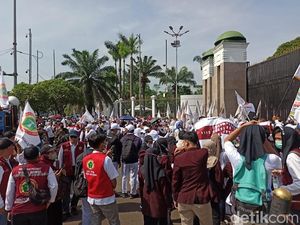 Jelang Pengesahan RUU Kesehatan, Massa Nakes Demo Ancam Mogok Kerja Jelang Pengesahan RUU Kesehatan, Massa Nakes Demo Ancam Mogok Kerja