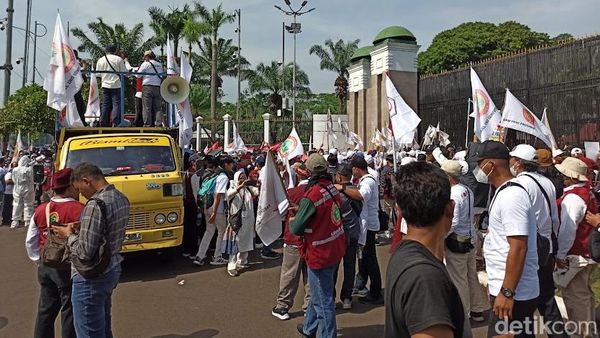 Potret Massa IDI dkk Datangi Gedung DPR, Tolak Pengesahan RUU Kesehatan