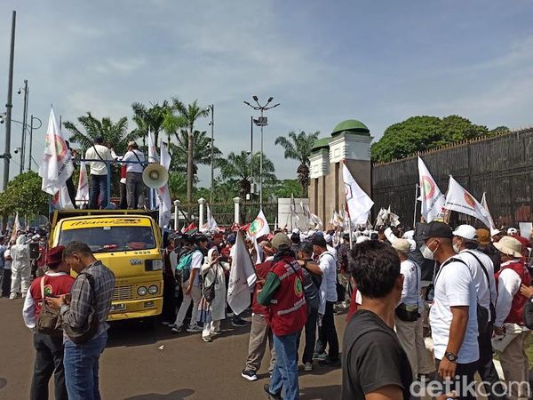 Potret Massa IDI dkk Datangi Gedung DPR, Tolak Pengesahan RUU Kesehatan