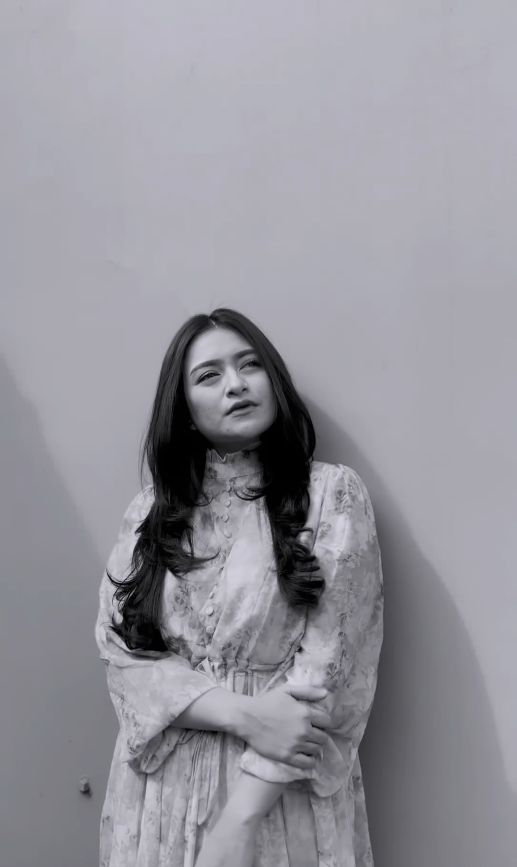 Foto Nathalie Holscher mengunggah video tanpa menggunakan hijab jadi atensi.