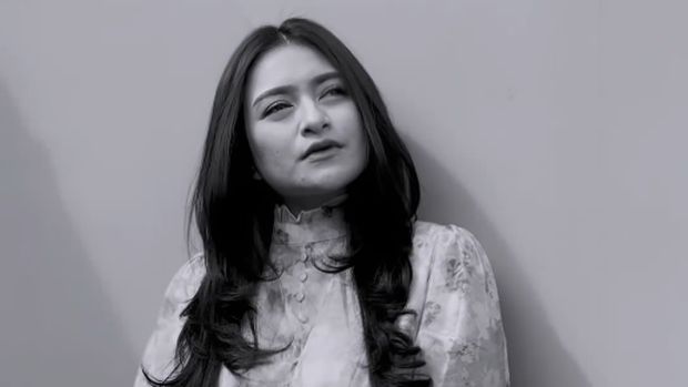 Foto Nathalie Holscher mengunggah video tanpa menggunakan hijab jadi atensi.