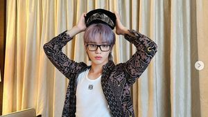 7 Gaya Taeyong NCT Pakai Peci dan Sarung Bak Kondangan, Melokal di Jakarta