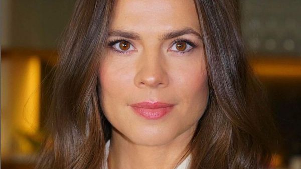 8 Potret Hayley Atwell, Aktris yang Digosipkan Jadi Pacar Tom Cruise
