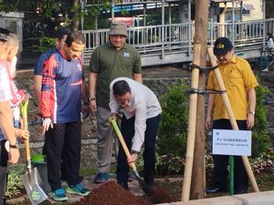 Heru Budi Tanam 60 Pohon di Kawasan JT 20 Pulomas Jaktim