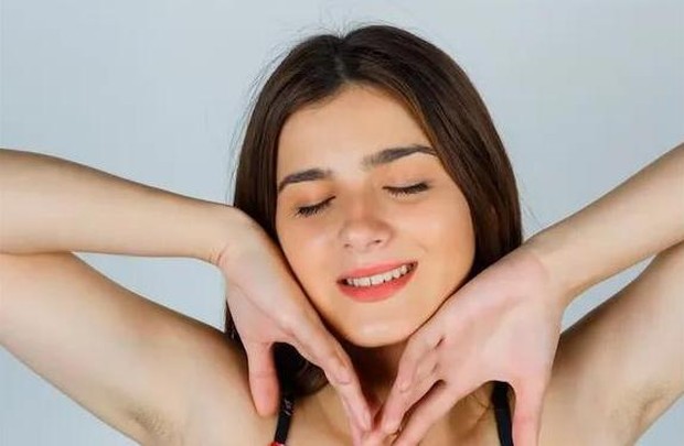 Ilustrasi memijat wajah, salah satu cara mendapatkan pipi tirus/Foto: Freepik/8photo Ilustrasi memijat wajah, salah satu cara mendapatkan pipi tirus/Foto: Freepik/8photo