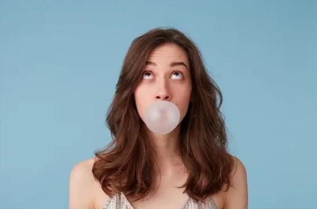 Ilustrasi mengunyah permen karet, salah satu cara mendapatkan pipi tirus/Foto: Freepik/nakaridore Ilustrasi mengunyah permen karet, salah satu cara mendapatkan pipi tirus/Foto: Freepik/nakaridore