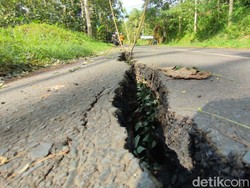 Hati-hati, Jalan Cirahong Ciamis Terbelah!