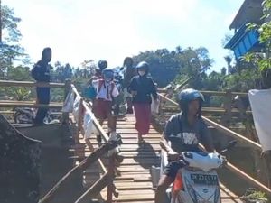 Siswa Harus Memutar 20 Km demi ke Sekolah, Warga Bangun Jembatan Darurat Siswa Harus Memutar 20 Km demi ke Sekolah, Warga Bangun Jembatan Darurat