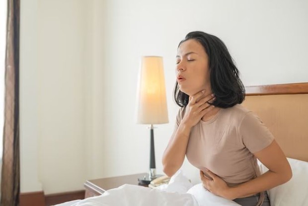 Jenis antraks dan gejalanya/ foto: Freepik/ jcomp Perempuan kesulitan bernafas