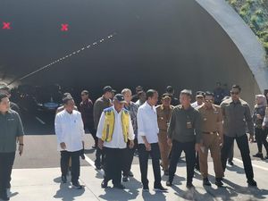 Antusias Warga Cirebon Usai Jokowi Resmikan Tol Cisumdawu Antusias Warga Cirebon Usai Jokowi Resmikan Tol Cisumdawu