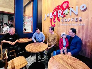 Didampingi Ridwan Kamil, Jokowi Kunjungi Pasar Kreatif Jabar di Bandung