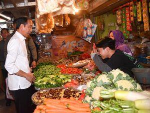 Jokowi Tinjau Harga Pangan di Pasar Tanjungsari Sumedang: Semuanya Stabil Jokowi Tinjau Harga Pangan di Pasar Tanjungsari Sumedang: Semuanya Stabil