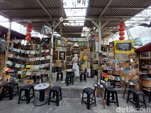 Hidden Gem Jaksel, Kafe Nyentrik di Tengah Barang-barang Second