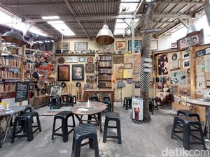 Kampoeng Gallery: Tempat Skena di Tengah Pasar Loak Kampoeng Gallery: Tempat Skena di Tengah Pasar Loak