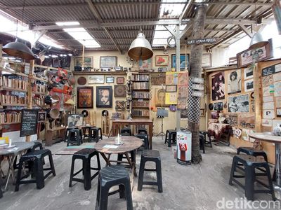 Foto: Kafe Nyentrik di Tengah Pasar Loak Kebayoran Lama