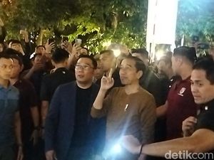 Warga Bandung Antusias Sambut Jokowi di Pasar Kreatif Jabar Warga Bandung Antusias Sambut Jokowi di Pasar Kreatif Jabar