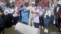 Penampakan Keranda-Baju Hazmat di Tengah Demo Tolak RUU Kesehatan