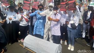 Penampakan Keranda-Baju Hazmat di Tengah Demo Tolak RUU Kesehatan